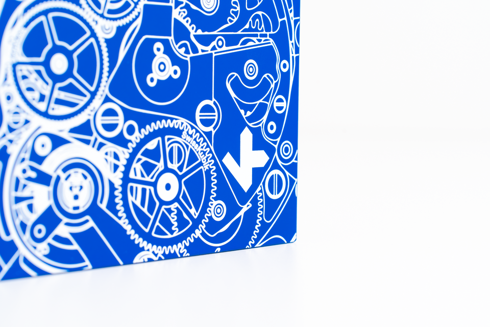 SwissKubik : remontoir montre design Soft Touch bleu mouvement blanc