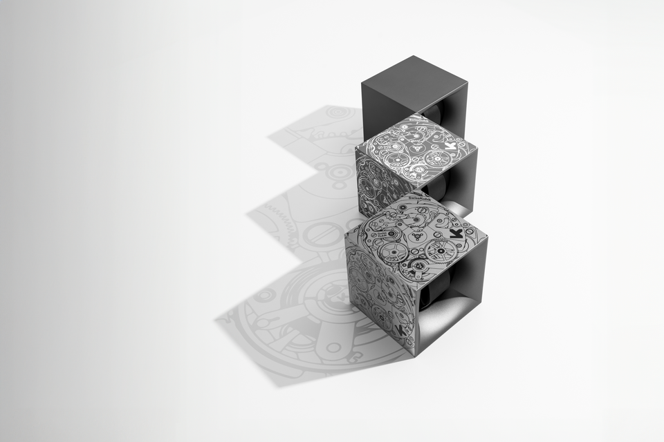 SwissKubik : remontoir montre design Soft Touch argent mouvement noir