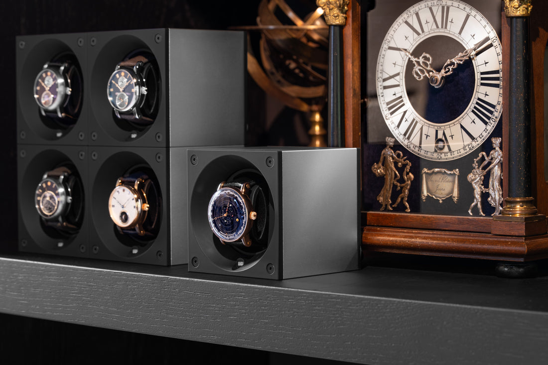 Photo d'un remontoir 4 montres Swisskubik posé sur un meuble